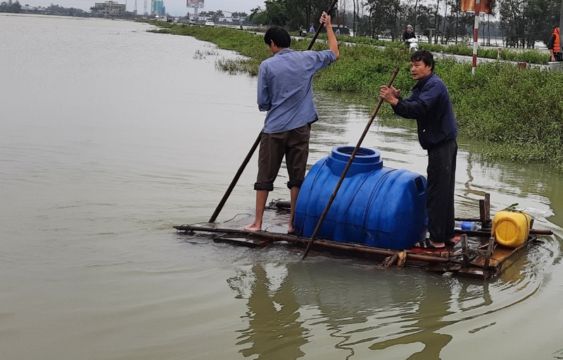 Dân đóng bè chuối đi lại trong vùng lũ - ảnh 6