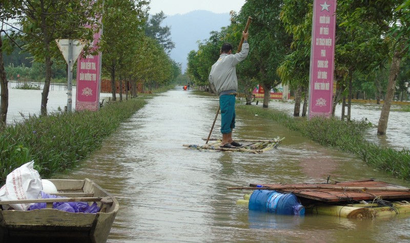 Dân đóng bè chuối đi lại trong vùng lũ - ảnh 5