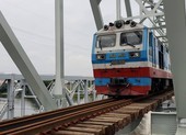 Khoảnh
khắc chuyến tàu đầu tiên đi qua cầu sắt Bình Lợi mới