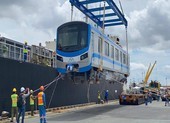 Chùm ảnh: Tàu metro số 1 chính thức lộ diện ở cảng Khánh Hội