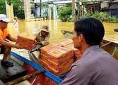Pháp Luật TP.HCM trao tiếp 200 phần quà cho đồng bào vùng bão