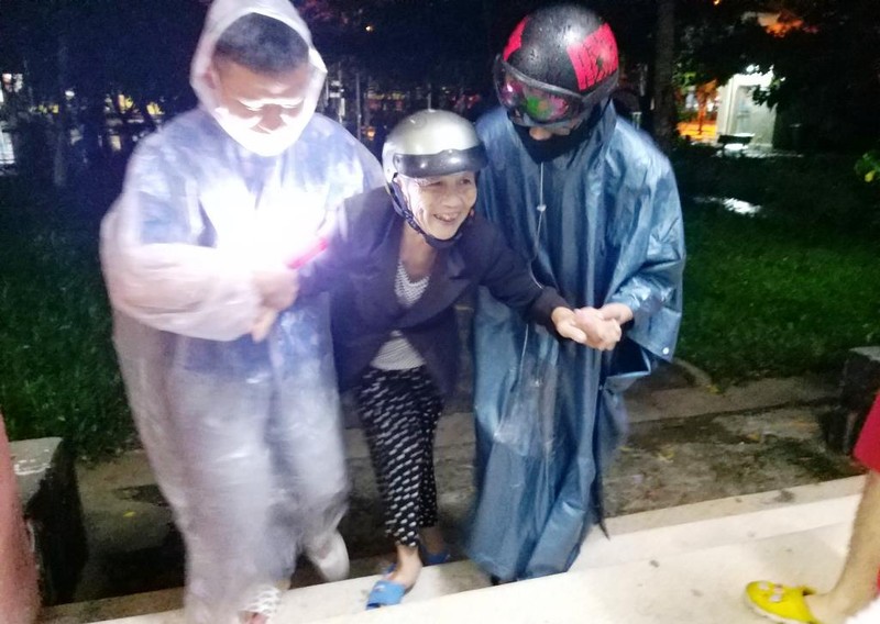 Đà Nẵng: Trắng đêm dầm mưa đưa dân đi sơ tán để tránh bão - ảnh 6