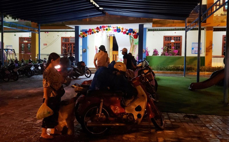 Đà Nẵng: Trắng đêm dầm mưa đưa dân đi sơ tán để tránh bão - ảnh 5
