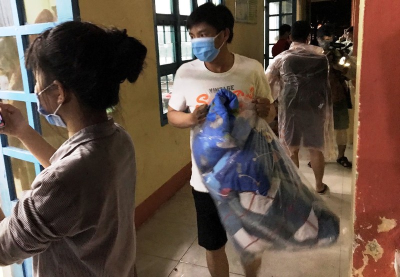 Đà Nẵng: Trắng đêm dầm mưa đưa dân đi sơ tán để tránh bão - ảnh 3