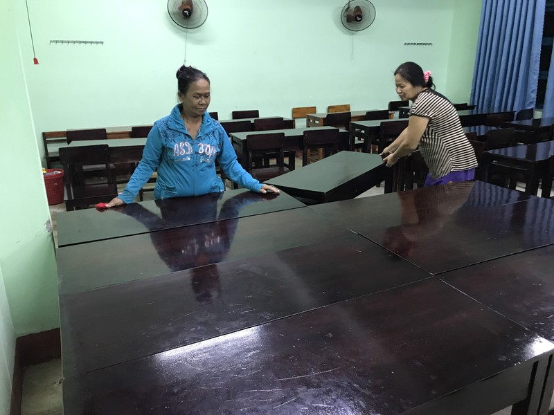 Đà Nẵng: Trắng đêm dầm mưa đưa dân đi sơ tán để tránh bão - ảnh 2