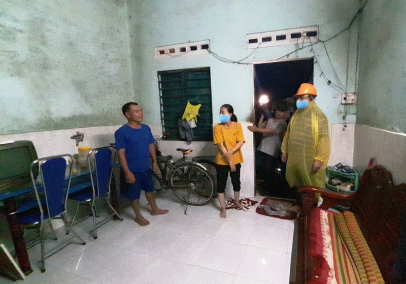 Đà Nẵng: Trắng đêm dầm mưa đưa dân đi sơ tán để tránh bão - ảnh 1