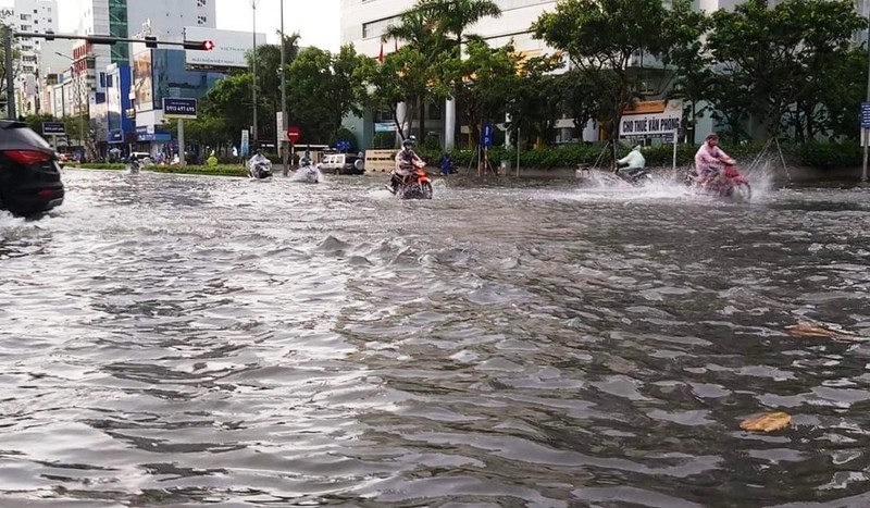 Đà Nẵng: Hàng loạt tuyến đường bị ngập chìm vì ảnh hưởng bão - ảnh 1