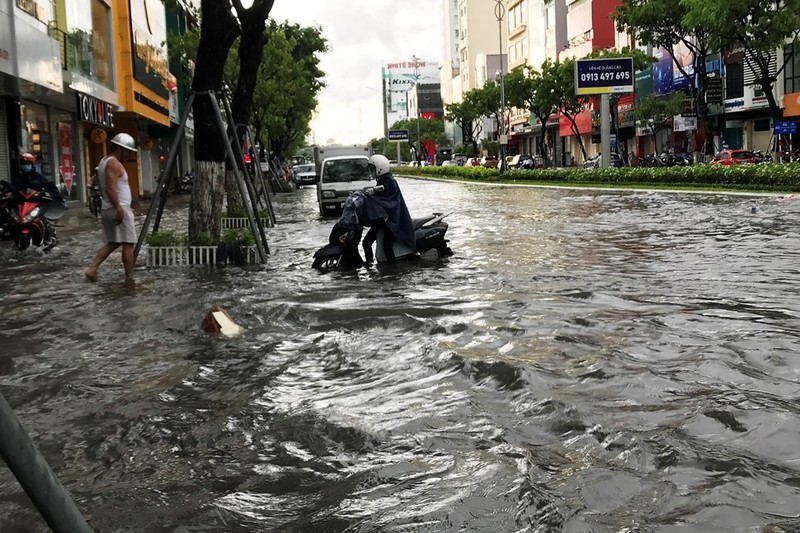 Đà Nẵng: Hàng loạt tuyến đường bị ngập chìm vì ảnh hưởng bão - ảnh 2