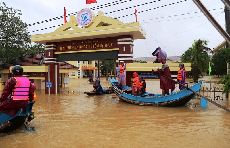 Bệnh viện Lệ Thủy, Quảng Bình bị cô lập trong lũ  - ảnh 1