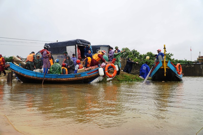 Ngư dân đưa thuyền đi biển vào vùng lụt cứu dân - ảnh 2
