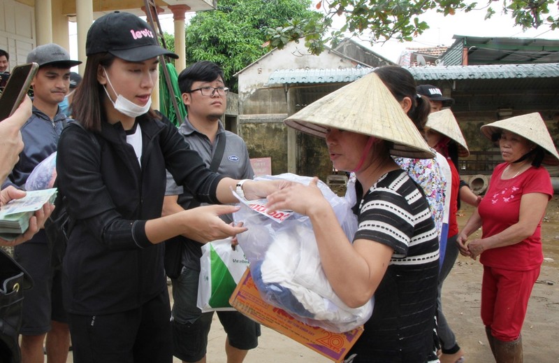 Trường Giang: 'Sau lũ bà con rất cần tiền để sửa chữa nhà cửa' - ảnh 9