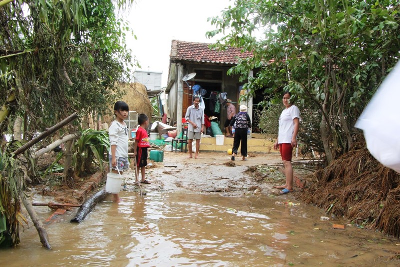 Trường Giang: 'Sau lũ bà con rất cần tiền để sửa chữa nhà cửa' - ảnh 3