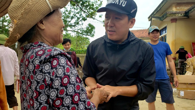 Trường Giang: 'Sau lũ bà con rất cần tiền để sửa chữa nhà cửa' - ảnh 13