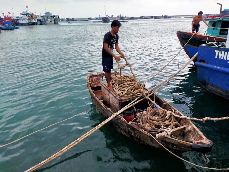 Người dân Lý Sơn khẩn trương giằng nhà, neo thuyền chống bão - ảnh 3