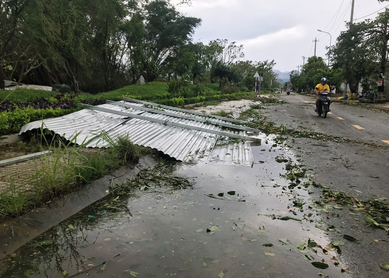 Quảng Ngãi tan hoang sau bão, hơn 38.000 nhà bị tốc mái - ảnh 5