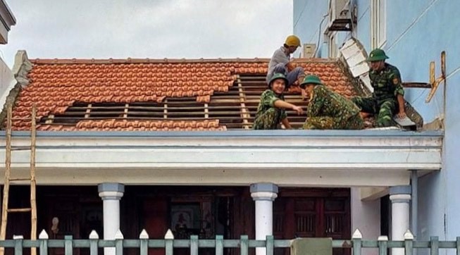 Quảng Ngãi tan hoang sau bão, hơn 38.000 nhà bị tốc mái - ảnh 11