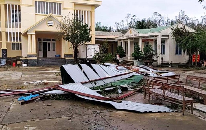 Quảng Ngãi tan hoang sau bão, hơn 38.000 nhà bị tốc mái - ảnh 8