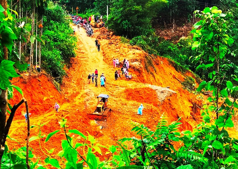 Sạt lở Trà Leng: Đất trên núi cao hàng trăm mét tuôn xuống - ảnh 6