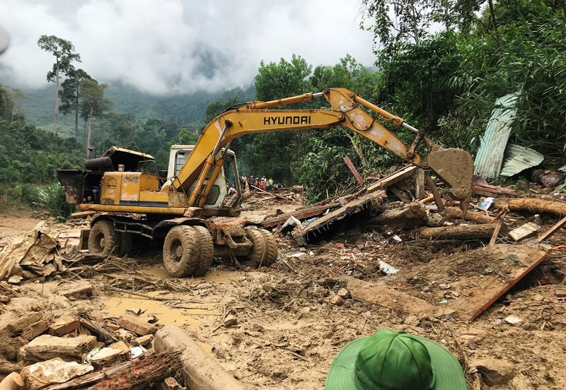 Sạt lở Trà Leng: Đất trên núi cao hàng trăm mét tuôn xuống - ảnh 7