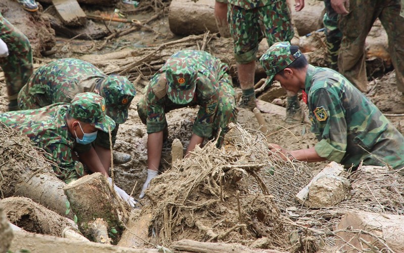 Sạt lở Trà Leng: Đất trên núi cao hàng trăm mét tuôn xuống - ảnh 8