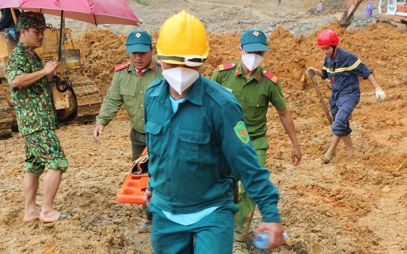 Sạt lở Trà Leng: Đất trên núi cao hàng trăm mét tuôn xuống - ảnh 9