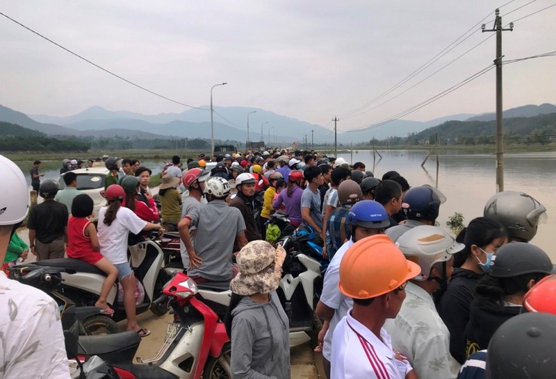 Lặn tìm nam thanh niên nghi ngờ bị nước lũ cuốn trôi - ảnh 2