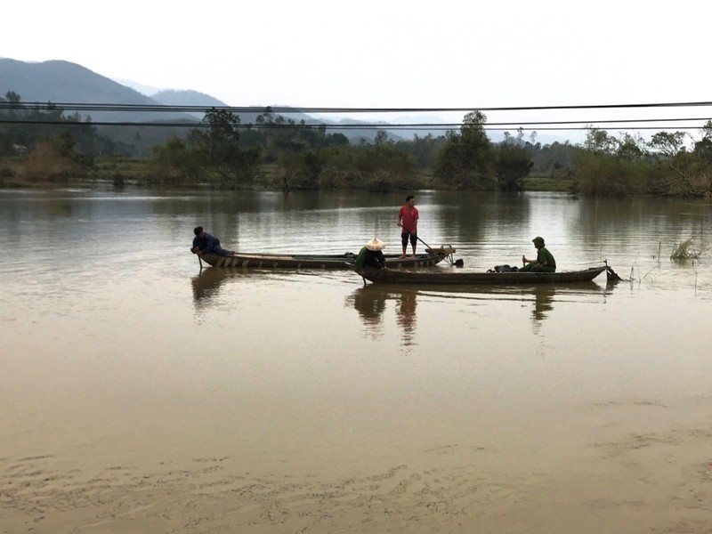 Lặn tìm nam thanh niên nghi ngờ bị nước lũ cuốn trôi - ảnh 1