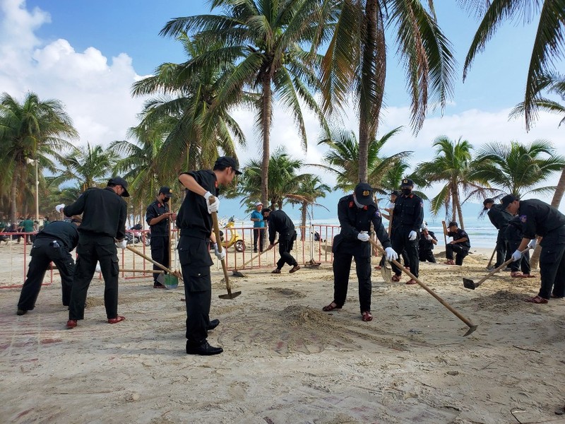 Cảnh sát cơ động Đà Nẵng dọn rác bãi biển sau bão - ảnh 3