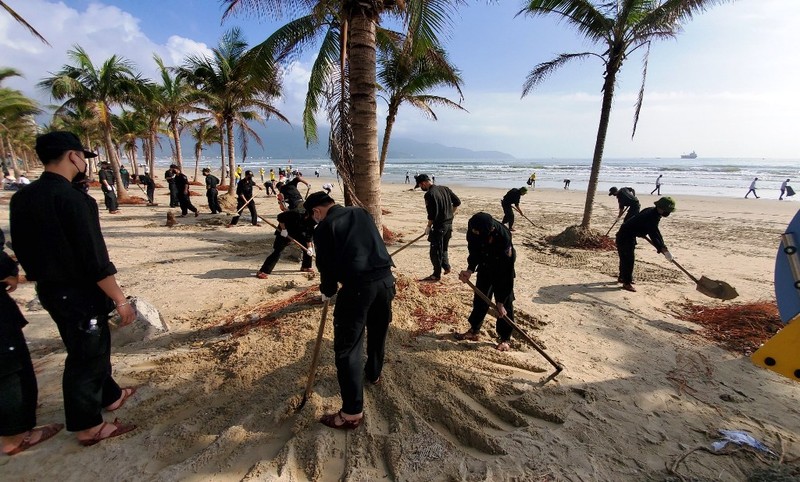 Cảnh sát cơ động Đà Nẵng dọn rác bãi biển sau bão - ảnh 1