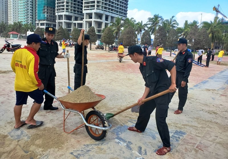 Cảnh sát cơ động Đà Nẵng dọn rác bãi biển sau bão - ảnh 2