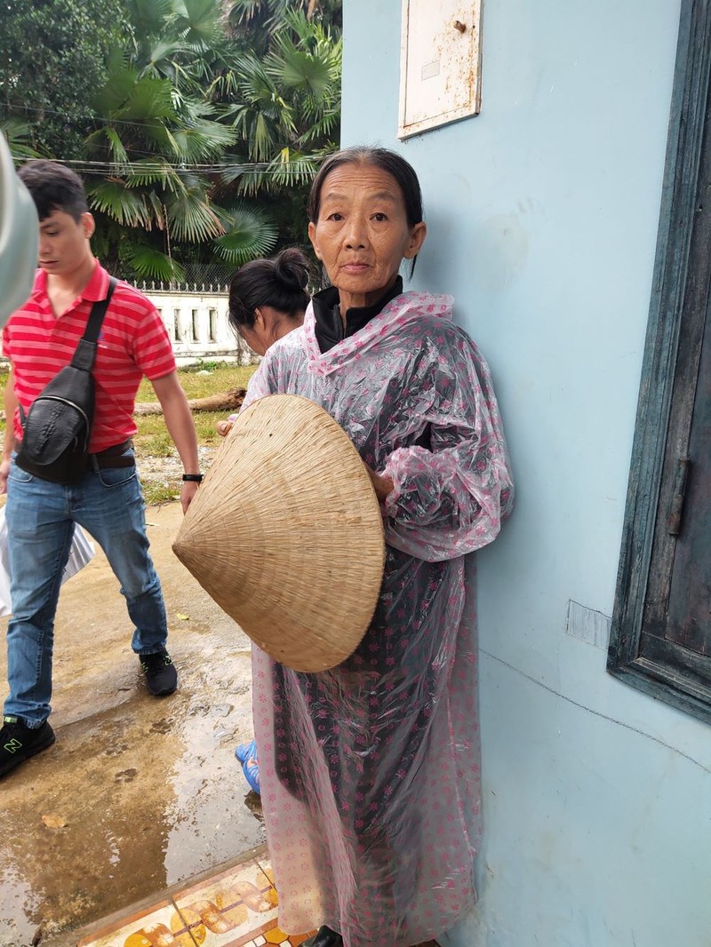 Mừng như người nghèo lần đầu được nhận cứu trợ - ảnh 1