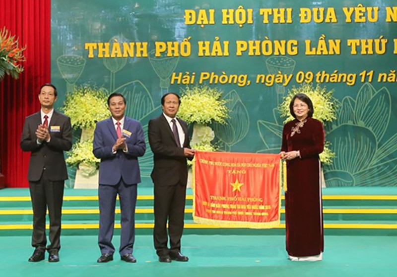 Phó Chủ tịch nước trao Cờ thi đua của cho TP Hải Phòng - ảnh 1