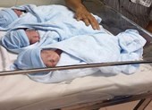 Ca sinh 3 bé trai cùng trứng tự nhiên rất hiếm gặp