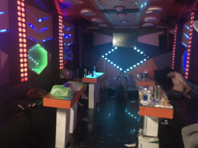 13 người phê ma túy trong quán karaoke - ảnh 1