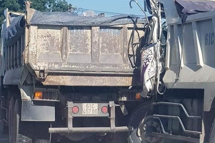 Xe khách cày nát dải phân cách sau va chạm với 2 xe máy, 1 người tử vong - Ảnh 3. Xe khách cày nát dải phân cách sau va chạm với 2 xe máy, 1 người tử vong - Ảnh 3.