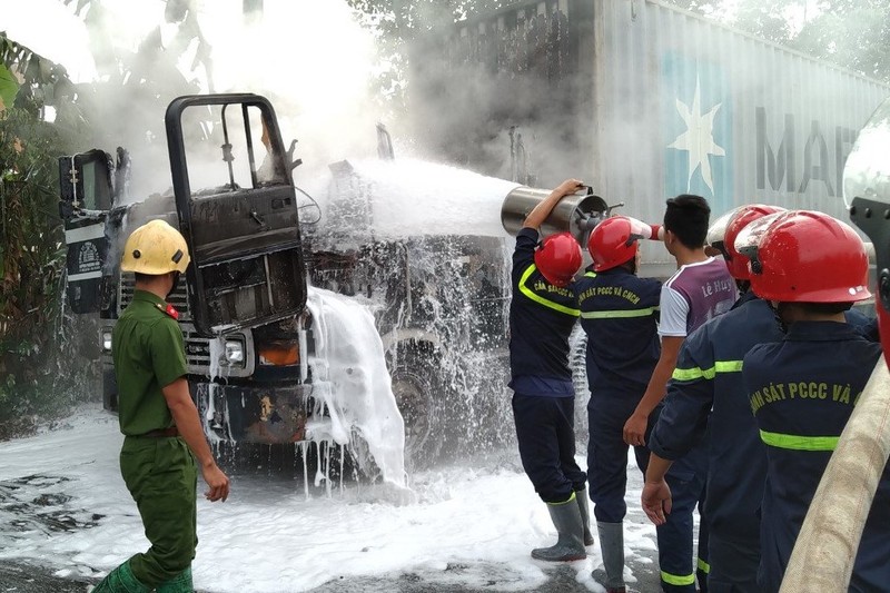 Bình Phước: Xe container bốc cháy, tài xế hoảng loạn bỏ chạy  - ảnh 1