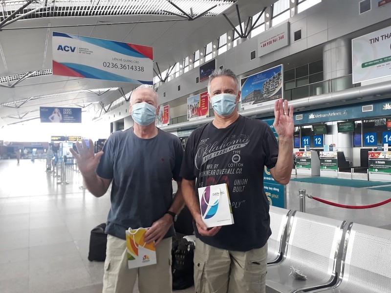 2 bệnh nhân người Anh ở Đà Nẵng nhiễm COVID-19 về nước - ảnh 1