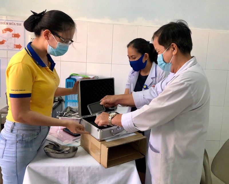 PNJ tặng thiết bị y tế cho các bệnh viện Quảng Nam, Quảng Trị - ảnh 2
