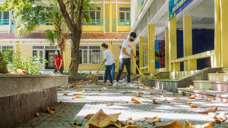 Đà Nẵng: Thầy cô quét sân, dọn phòng đón học sinh quay lại lớp - ảnh 1