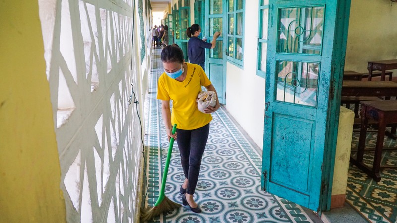 Đà Nẵng: Thầy cô quét sân, dọn phòng đón học sinh quay lại lớp - ảnh 3