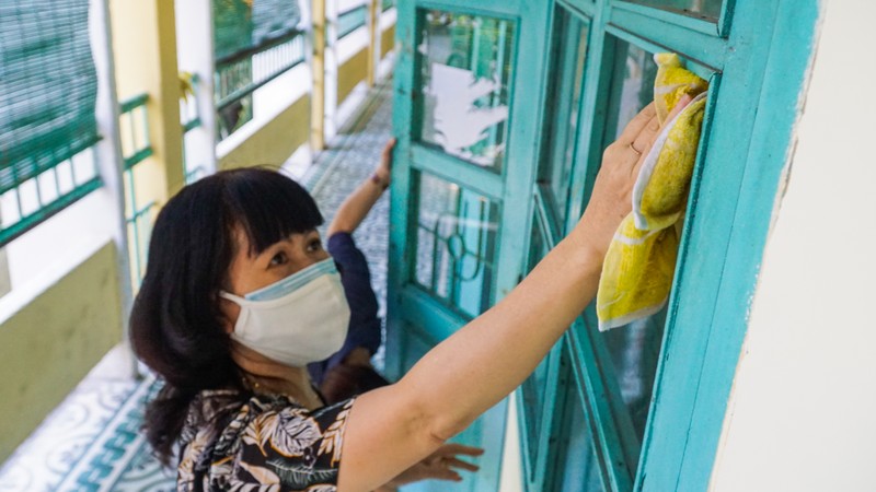 Đà Nẵng: Thầy cô quét sân, dọn phòng đón học sinh quay lại lớp - ảnh 4