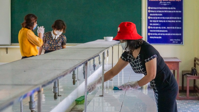 Đà Nẵng: Thầy cô quét sân, dọn phòng đón học sinh quay lại lớp - ảnh 7