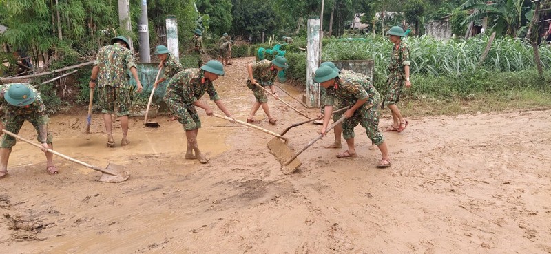 Quân đội giúp dân dọn sạch bùn đất vùng lũ - ảnh 7