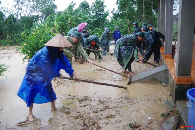 Quân đội giúp dân dọn sạch bùn đất vùng lũ - ảnh 8