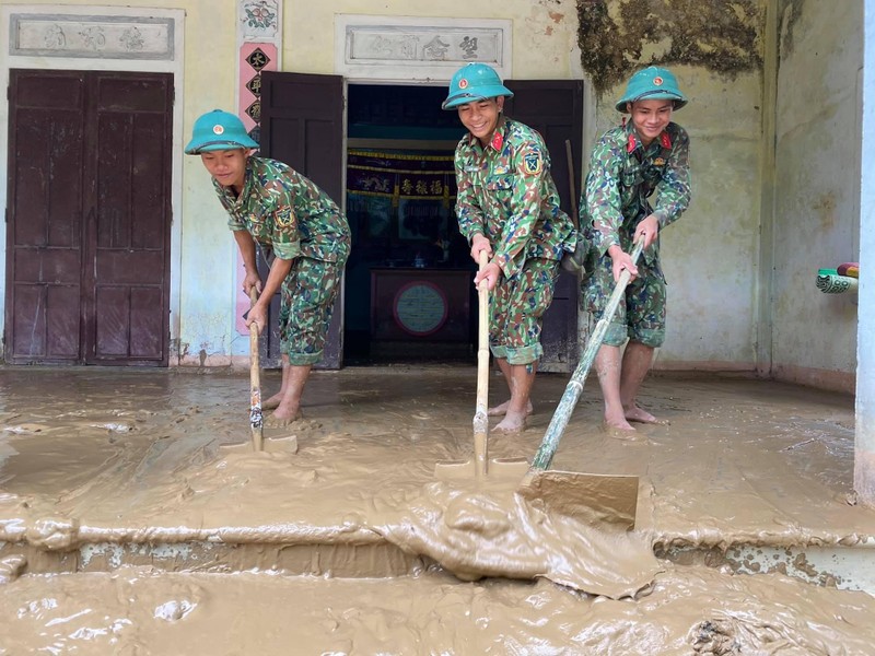 Quân đội giúp dân dọn sạch bùn đất vùng lũ - ảnh 3