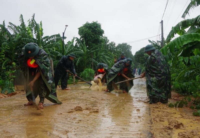 Quân đội giúp dân dọn sạch bùn đất vùng lũ - ảnh 5