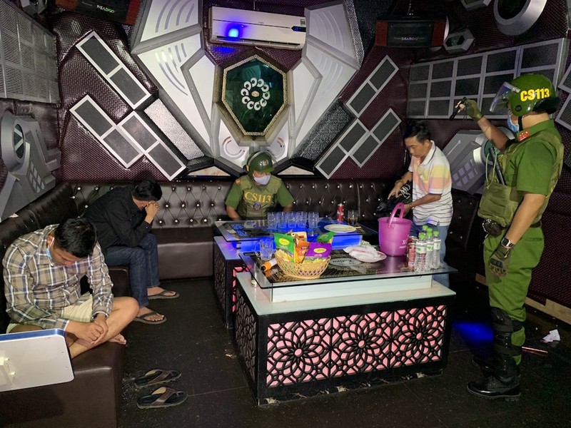Khách và nhân viên chơi ma túy trong quán karaoke - ảnh 1