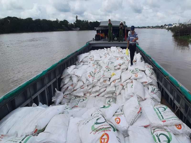 Công an bắt giữ 100 tấn đường lậu đang trên đường vào Việt Nam - ảnh 1