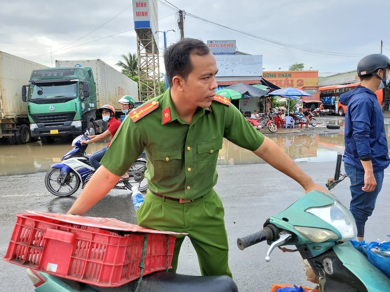 Công an Vĩnh Long hỗ trợ người dân vượt triều cường - ảnh 2