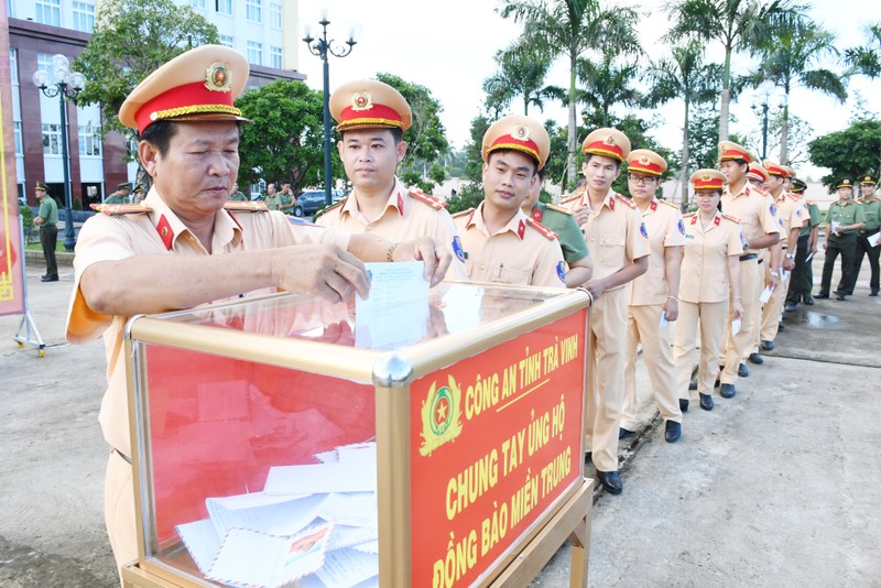 Công an tỉnh Trà Vinh đóng góp ủng hộ miền Trung - ảnh 2